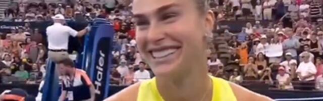 Arina Sabalenka uništila Amerikanku, pa dobila neverovatan poklon od navijača, sakrila ga i nije skidala osmeh