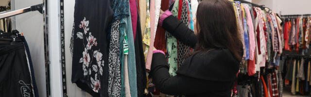 "NI DA JE ZA DŽ!": Žena koja 7 godina radi u radnji polovne odeće otkrila šta nikad ne bi KUPILA! Evo šta kriju