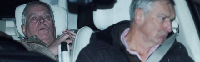 Pojavile se uznemirujuće fotografije bivšeg princa Endrua: Dečak jedva da ima dve godine, čime se ovo igraju?! (FOTO)