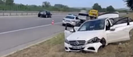 TEŠKA SAOBRAĆAJKA NA AUTO-PUTU KOD KOLARA: Četvoro povređeno, među kojima i DVOJE DECE - "mercedes" uništen (VIDEO)