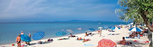 Dosta je bilo! Grci krenuli u obračun sa bahatim turistima: Suncobrani lete u smeće, nema ni upozorenja