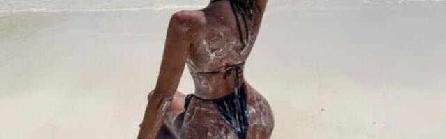 RASPIŠTOLJILA SE NA PLAŽI I POKAZALA GDE JE NAJJAČA: Poprsje jedva stalo u mikro bikini, DUPLO MLAĐE JOJ ZAVIDE
