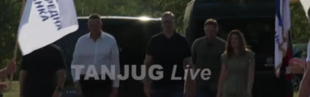 (UŽIVO) Vučić u Vladimirovcu: Veliki broj građana se okupio da dočeka predsednika (VIDEO)