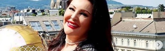 BEZ TRUNKE ŠMINKE, IZGLEDA KAO DEVOJČICA! Dragana Mirković objavila SELFI - pokazala da joj godine NIŠTA NE MOGU! (FOTO)