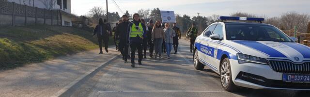 Niški studenti održali 15-minutnu tišinu u Trnavi i nastavljaju ka Aleksincu gde im pripremaju doček