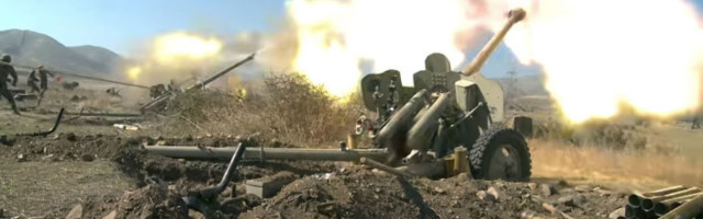 Жестоки обрачуни у Карабаху: Ракетирани градови, оборен дрон, губици у живој сили и техници /видео/