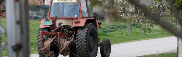 DETE ISKOČILO IZ PRIKOLICE PRAVO PRED AUTOMOBIL Otac je  zaustavio traktor na putu, a dečak je to iskoristo
