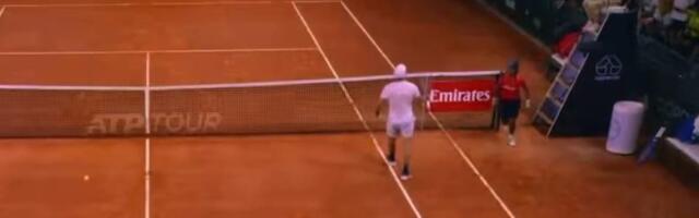 AU, KAKVO LUDILO! Pogledajte kako je srpski teniser došao do meč lopte! Protivnik napravio neviđenu glupost, ovo se baš retko viđa
