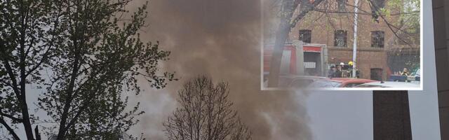 SNIMCI VELIKOG POŽARA U OBRENOVCU Vatrogasci se više od sat vremena bore sa vatrom koja se širi velikom brzinom (VIDEO)