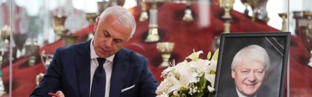 ČELNICI CRVENE ZVEZDE UPISALI SE U KNJIGU ŽALOSTI: Odata počast velikom Vladimiru Cvetkoviću