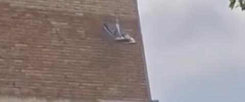 NOVOSAĐANI U ČUDU: Šut sa vrha zgrade pada direkt na ulicu, a na samo 50 metara odatle je i dečje igralište?! (VIDEO)