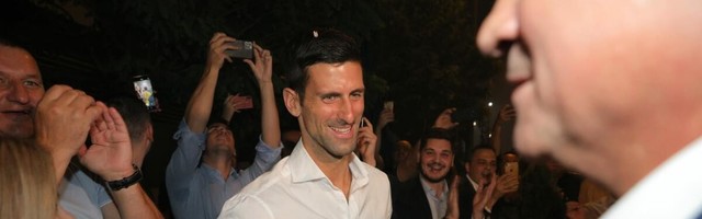 ŠAMPION ROLAN GAROSA OBUČEN U BELO SA PEHAROM U RUCI: Novak stigao na slavlje! Dočekali ga VATROMET I TRUBAČI VIDEO