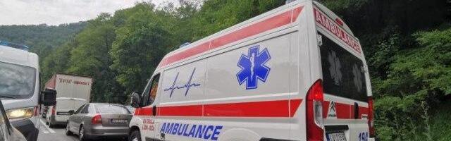 Teška nesreća kod Prijepolja prevrnuo se teretnjak na šumskom putu, stradao vozač