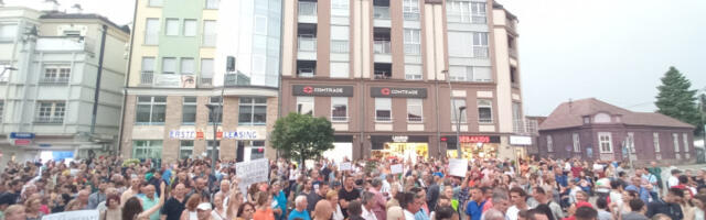 Stručnjak procenio koliko je ljudi bilo na protestu u Čačku
