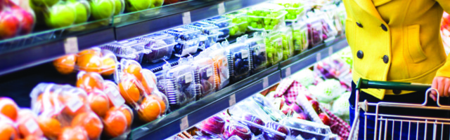 Mladić stoji u redu u supermarketu, i tada "snimi" zanosnu plavušu iza njega kako mu maše...