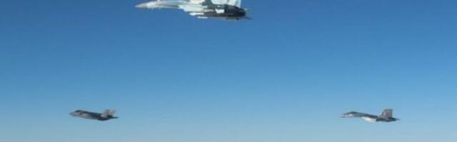 KAKO IZGLEDA F-35 IZ KOKPITA SU-35? Opasno bliski susret američkog i ruskog aviona iznad Arktika (VIDEO)
