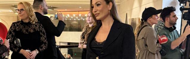 Jelena Tomašević se pojavila na reviji Bate Spasojevića i pokazala kako izgleda vrhunska elegancija!