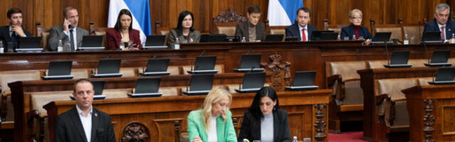 Седница почела питањима о НИС-у, Линглонгу, националним уџбеницима