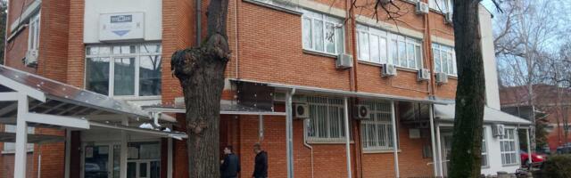 Naprednjaci tvrde da je nadstrešnica u Medijani nezbezbedna i bez dozvole, iz Opštine navode da je sve rađeno po zakonu