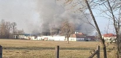 LOKALIZOVAN POŽAR KOJI JE ZAHVATIO HLADNJAČU U BLIZINI ČAČKA: Vatrena stihija u objektu površine 400 kvadratnih metara, unutra bilo 700 tona luka