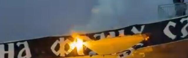 Grobari zapalili transparent za Franju Tuđmana! Popeli se na krov, a onda je počelo da gori