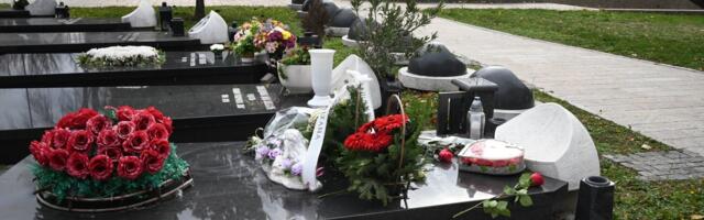 NEVIĐENI PRIZOR NA POMENU ČUVENOG PEVAČA! Žena se pojavila pre svih članova porodice i ostavila VELIKI NATPIS na traci: "S LJUBAVLJU..."(FOTO)