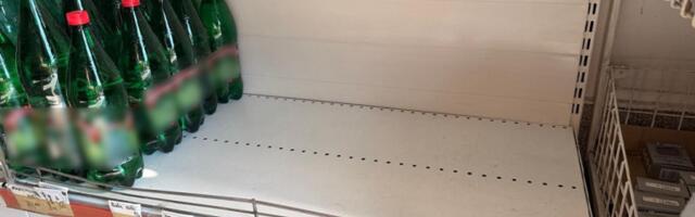 PANIKA U ČAČKU! Građani razgrabili pakete vode - rafovi u prodavnicama prazni! (FOTO)