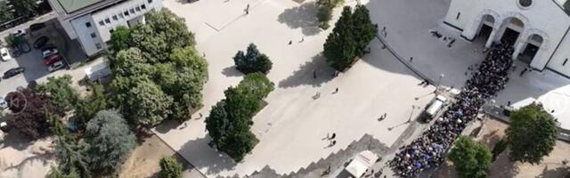 BEOGRAD OVO NE PAMTI! Scene iz vazduha su NESTVARNE: Naš dron snimio reku vernika oko Hrama Svetog Save