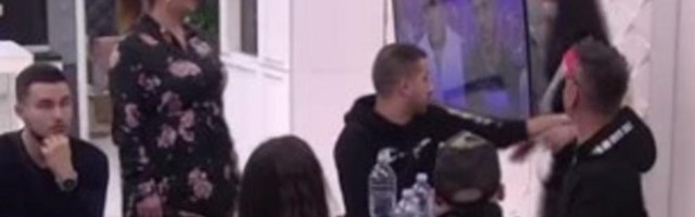 HAOS U SEKUNDI - TARA SE KAO FURIJA ZALETELA NA MILJANU! Kulićka čupala Simovu za KOSU, obezbeđenje ULETELO - jedva ih RAZDVOJILI /VIDEO/