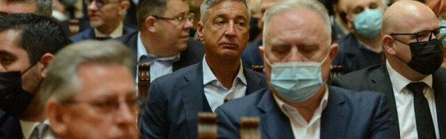 BIVŠI PREDSEDNIK JUGOSLAVIJE IZAŠAO IZ ILEGALE! Došao je na komemoraciju Milutinu Mrkonjiću, DA LI GA PREPOZNAJETE?