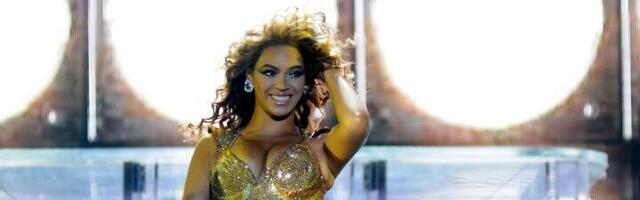 Bijonse umalo pokazala grudi, plesač je spasio (VIDEO)