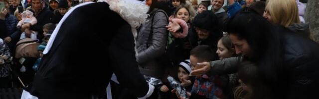 TATE I SINOVI POBRALI SVE SIMPATIJE NA DANAŠNJOJ MANIFESTACIJI! Navijači Partizana doveli naslednike na "Prazničnu tradiciju": Evo kako su im objasnili zašto je Deda Mraz crno-bele boje!