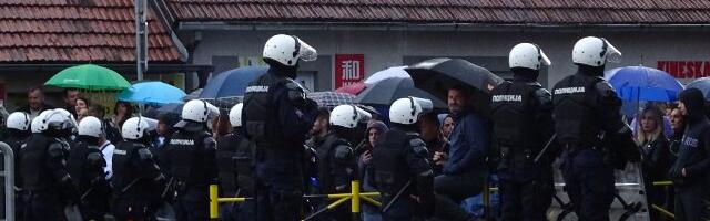 „Tužna slika u Sevojnu“: Policijski kordon razdvajao dve grupe građana