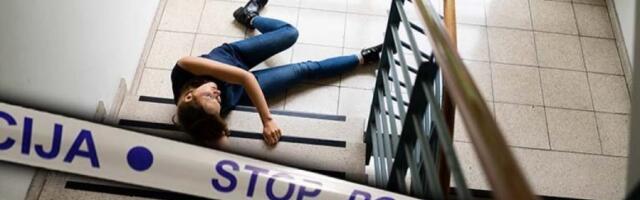 ŽENU NA SAMRTI PRONAŠLI NA STEPENIŠTU, A TEŠKO POVREĐENOG MUŠKARCA U STANU! Novi detalji horora u Rijeci: Reanimirali je, ali bezuspešno!