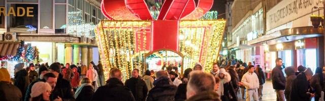 TRUBAČI DA UPOTPUNE UGOĐAJ, KUVANO VINO I KESTENJE DA UTOPLE STOMAK! Pogledajte novogodišnju atmosferu na ulicama prestonice: Ovaj detalj posebno ZABAVAN (FOTO)