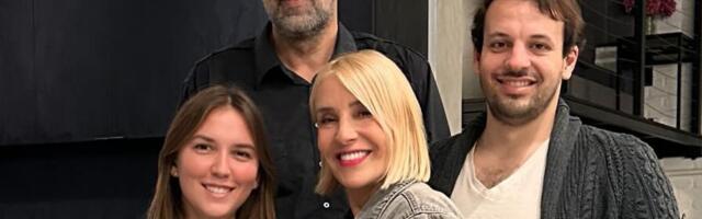 Divac sa ženom i decom proslavio Božić u Los Anđelesu, Đoković odmah reagovao! Na stolu 3 česnice i trobojka