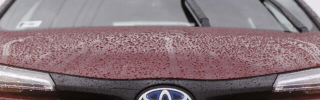 AUTOMOBILI BEZ TOČKOVA, MISTERIOZNA PORUKA: Incident na Novom Beogradu uznemirio prolaznike - počinioci isparili