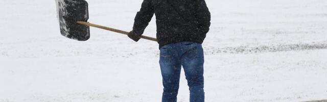 Šok u Šapcu! Čistila sneg sa krova, pa uništila komšijin auto! Snimak bahatosti koji je razbesneo Srbiju