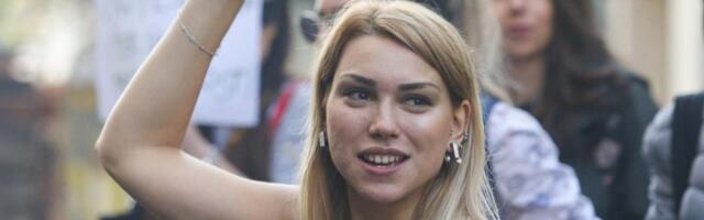 Ko je Jelena Riznić, aktivistkinja koja ne propušta priliku da stane na put Informeru?