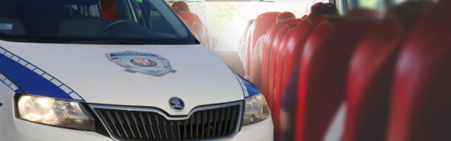 Tinejdžer se kroz popeo na krov autobusa u pokretu kod Brodareva: Policija hitno reagovala!