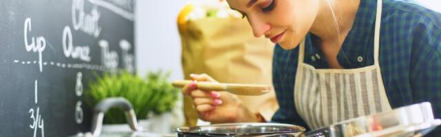 Kako dinstati luk, a ne usmrdeti kuću: Postoji način