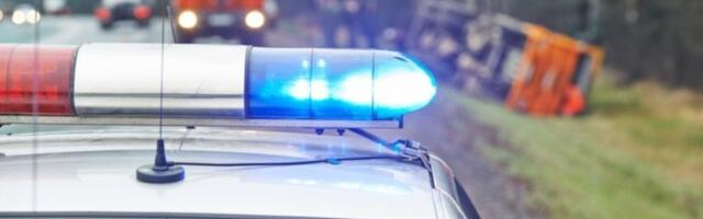 PREVRNUO SE KAMION NA IRIŠKOM VENCU: Dve osobe povređene, došlo do curenja nafte - opasnost na putu!