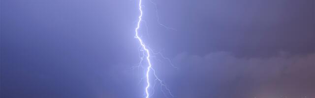 BEZ STRUJE OSTALO 20.000 DOMAĆINSTAVA! Jaka FRONTALNA oluja ostavila PUSTOŠ! Ima povređenih, grana pala na kajak!