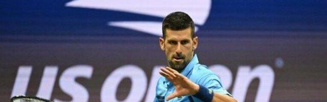 ĐOKOVIĆU JE JEDAN ČOVEK "UKRAO" ŠOU! Ovo nije VIĐENO na teniskim mečevima! (FOTO)