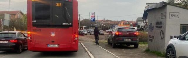 BEZ OZNAKA I NADSTREŠNICA: U Beogradu, posebno u prigradskim naseljima, stanice javnog prevoza bez obaveštenja i mobilijara