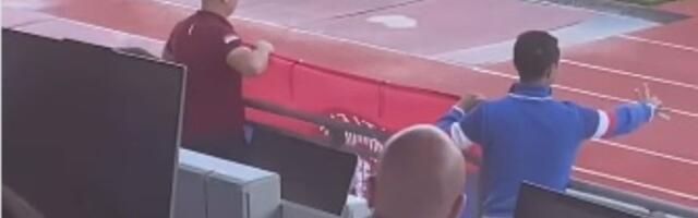Skandalozne scene: Letonci se zaleteli i uzeli zastavu Srbije (VIDEO)