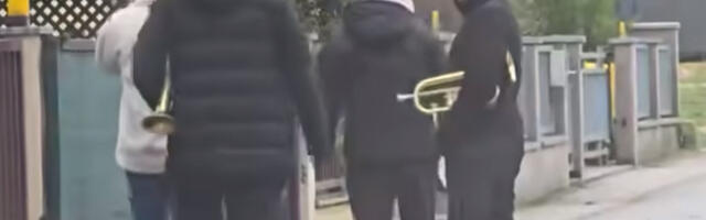 Policija jurila trubače po Zagrebu: Svirali po ulicama, prolaznici odbijali da ih časte