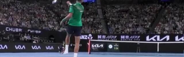 Malo je falilo! Centimetar spasio Novaka rizika od diskvalifikacije u drugom setu /VIDEO/