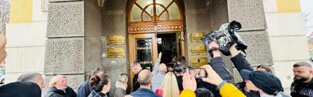 Počelo suđenje za ubistvo dečaka iz Niške Banje, ispred Suda roditelji ubijene dece u „Ribnikaru“, Malom Orašju i Duboni