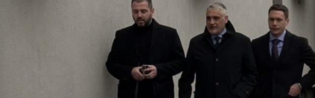 ČEDA JOVANOVIĆ I ACA KOS STIGLI U POLICIJSKU STANICU NA SASLUŠANJE! Pojavili se u pratnji advokata, evo u kakvom su stanju nakon HAOSA! (VIDEO)